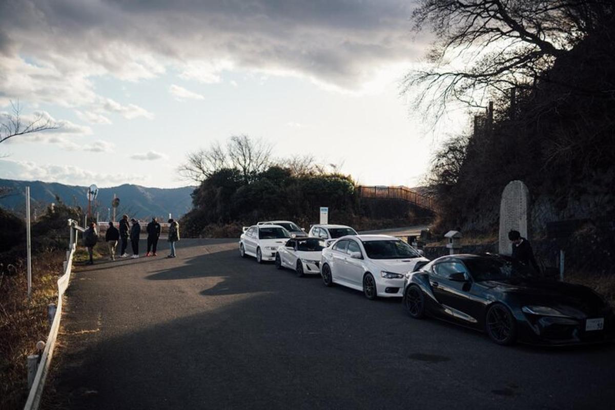 uma fileira de carros estacionados na beira de uma estrada