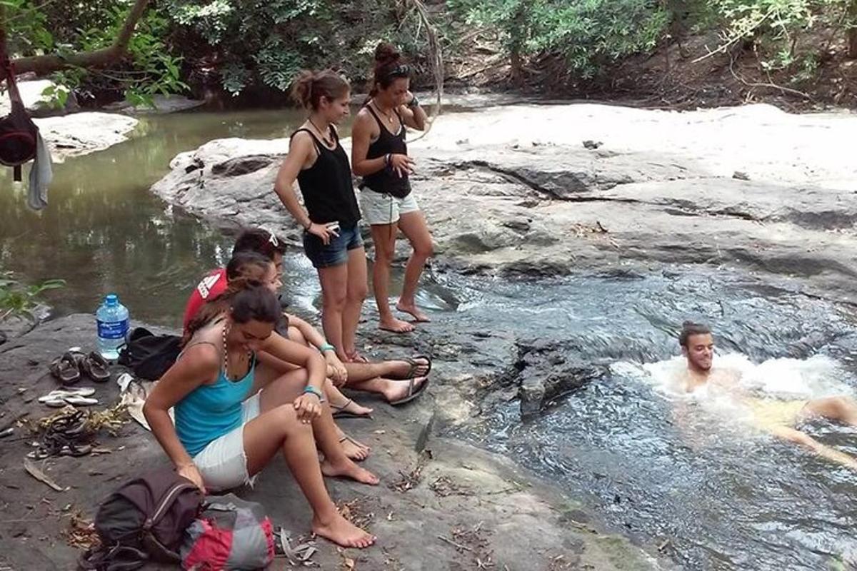 un grup de oameni într-un râu cu un bărbat în apă