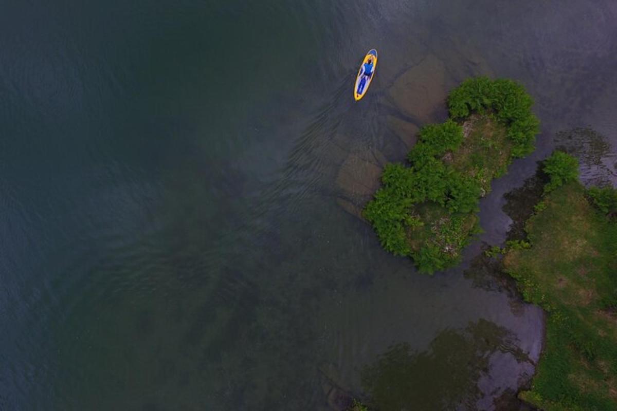 sebuah pulau dengan bot di tengah-tengah air