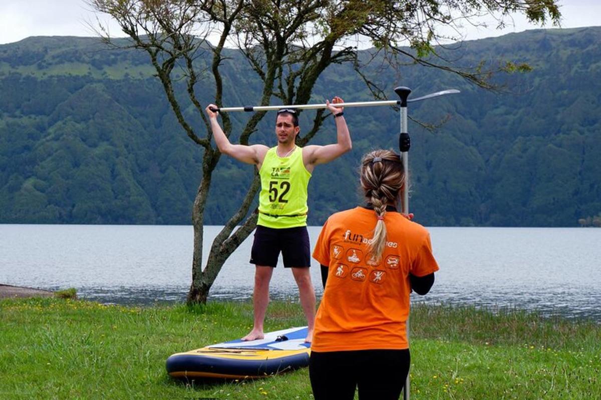 un uomo e una donna in piedi su una tavola da paddle
