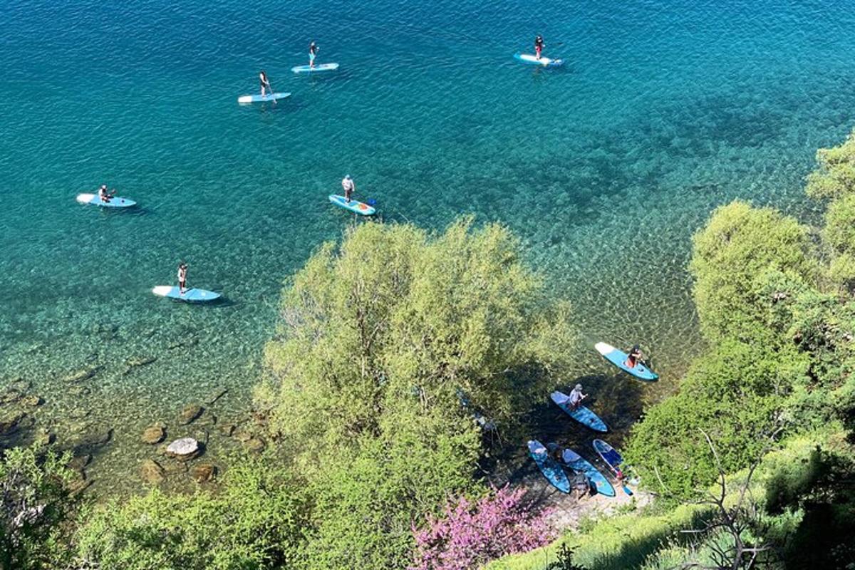 eine Gruppe von Menschen in Booten im Wasser