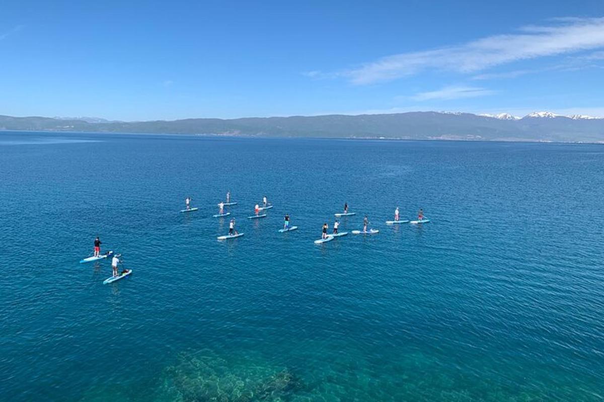 eine Gruppe von Menschen auf Booten im Wasser