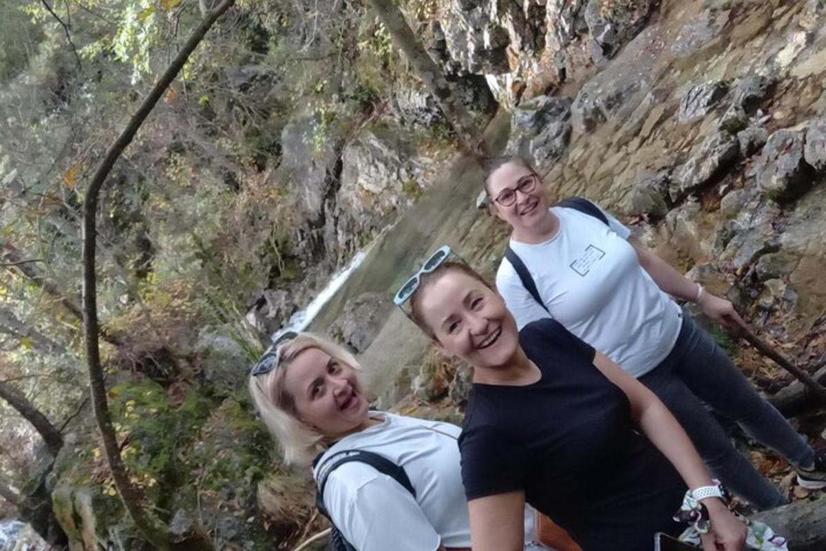 Tres mujeres posando para una foto en una pared de roca