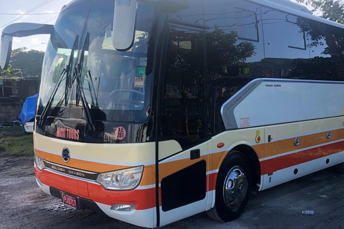 autobus zaparkovaný na parkovišti s otevřenými dveřmi