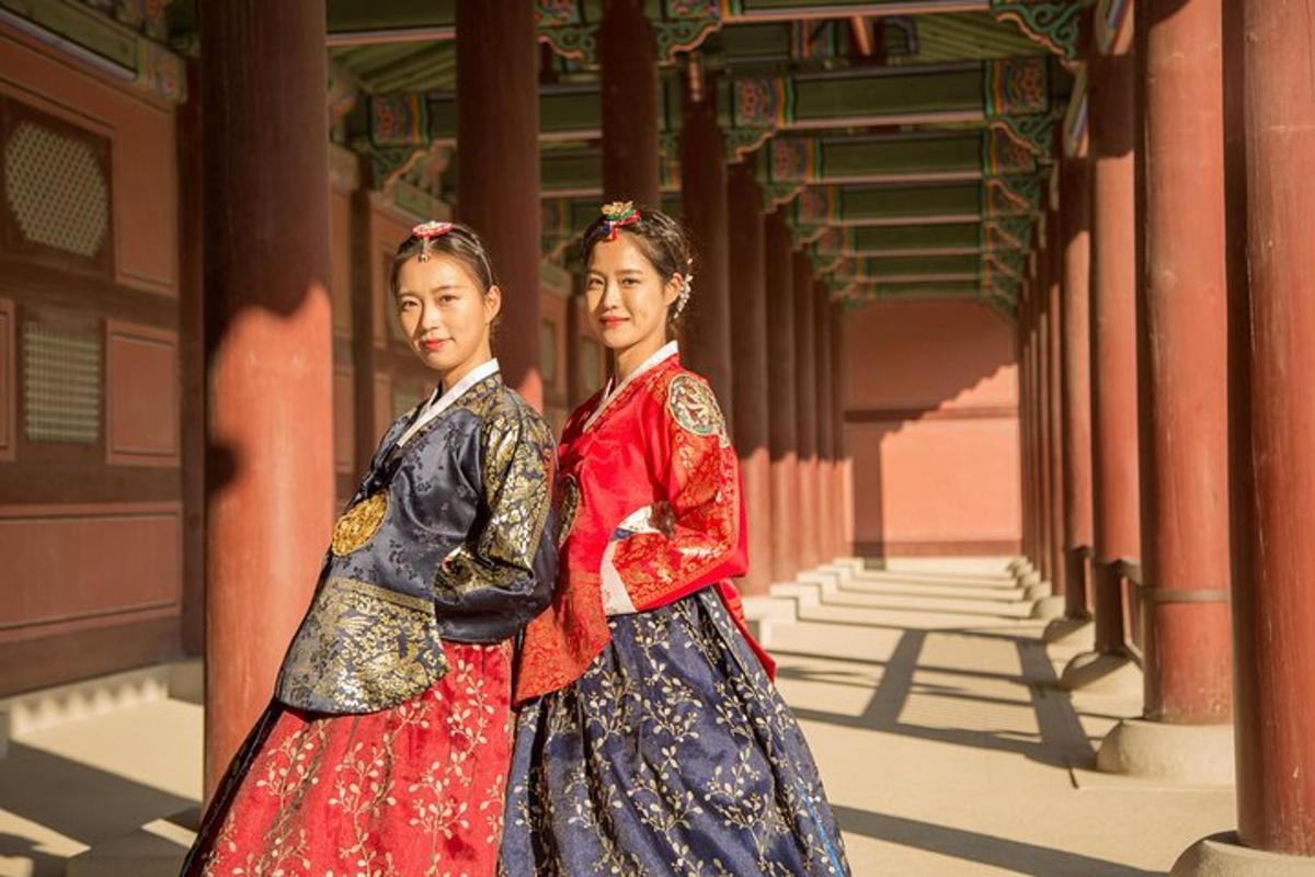 twee vrouwen in traditionele geisha-kleding staan buiten een gebouw