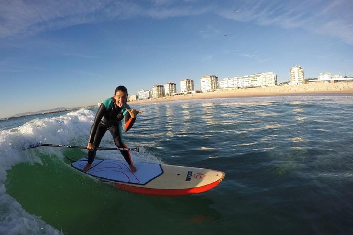 Un hombre montando una ola en una tabla de surf en el océano