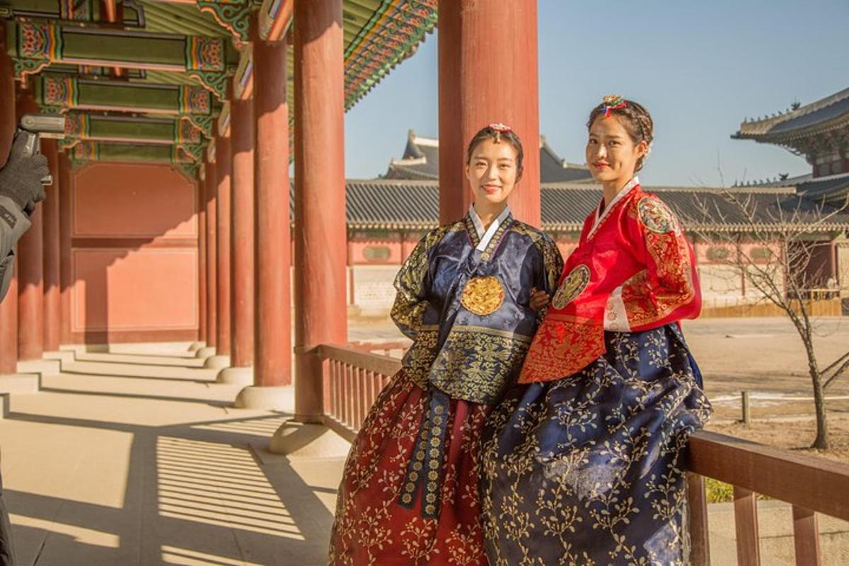twee vrouwen in traditionele kledij staan voor een gebouw