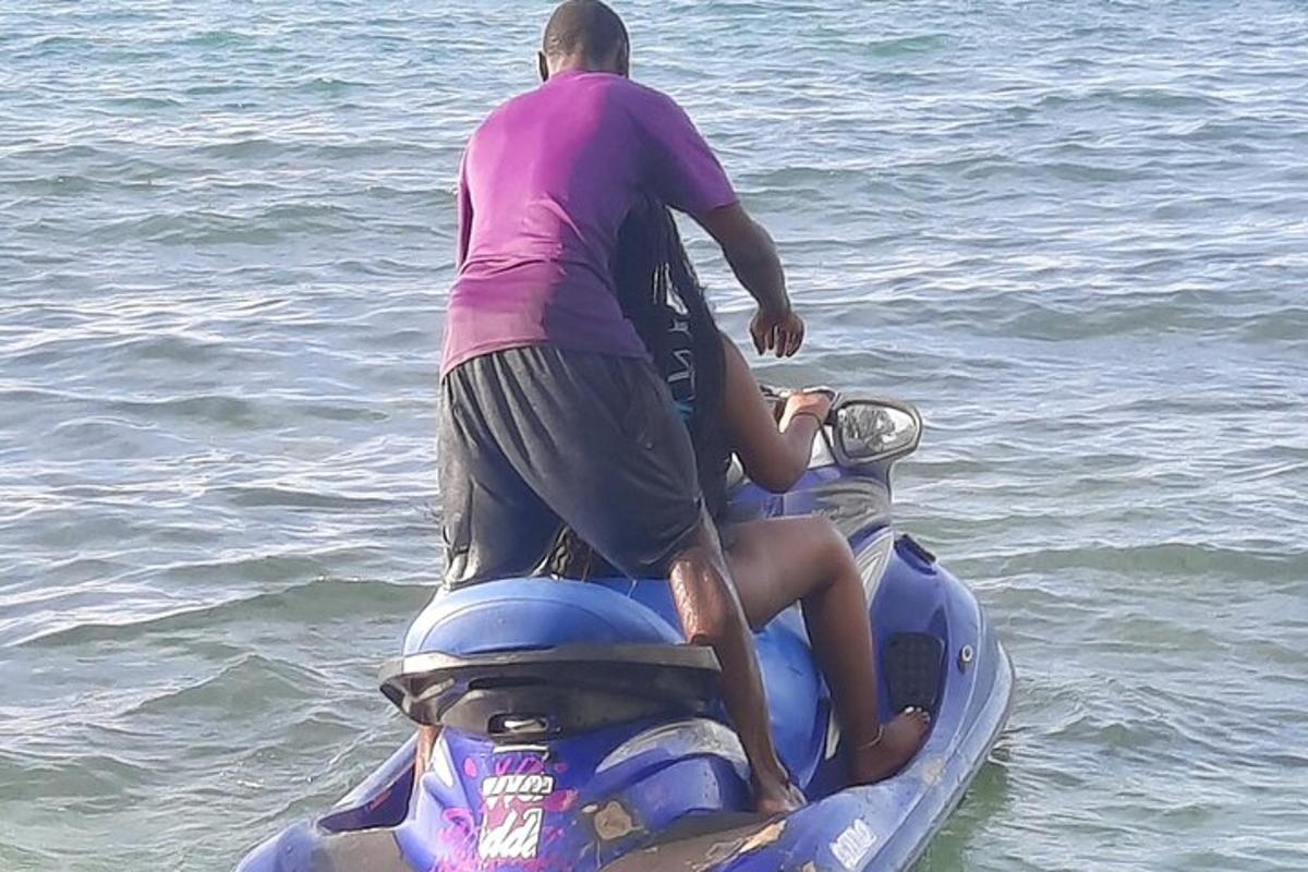 ein Mann und eine Frau fahren auf einem Jetski im Wasser