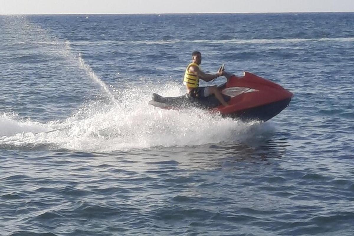 paar inimest vees paadiga sõitmas
