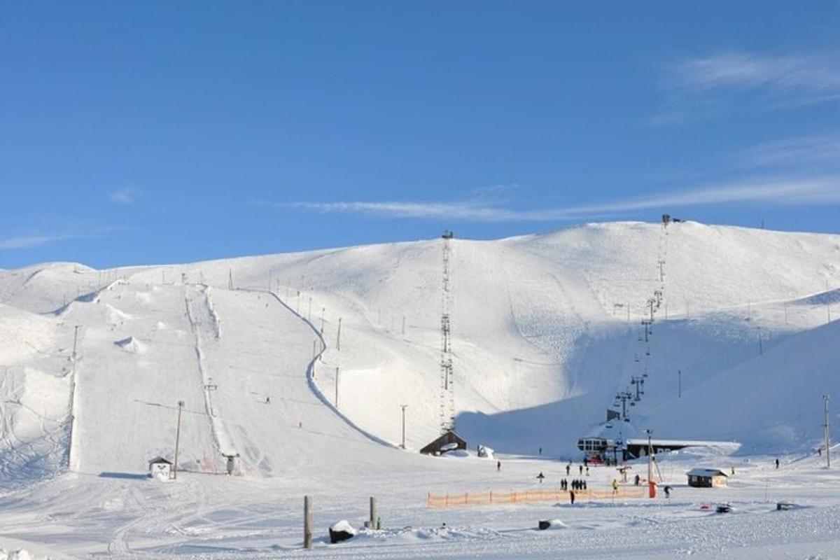 Una montaña cubierta de nieve con un telesquí en ella