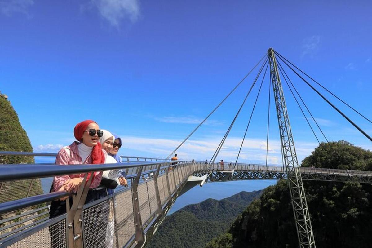 dua wanita duduk di atas jambatan di atas gunung