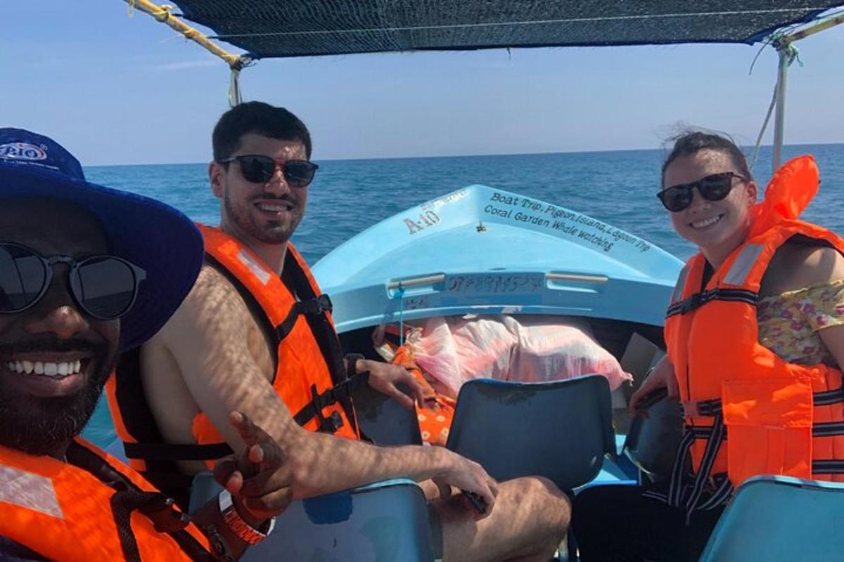 海上船上的三名男子身穿救生衣