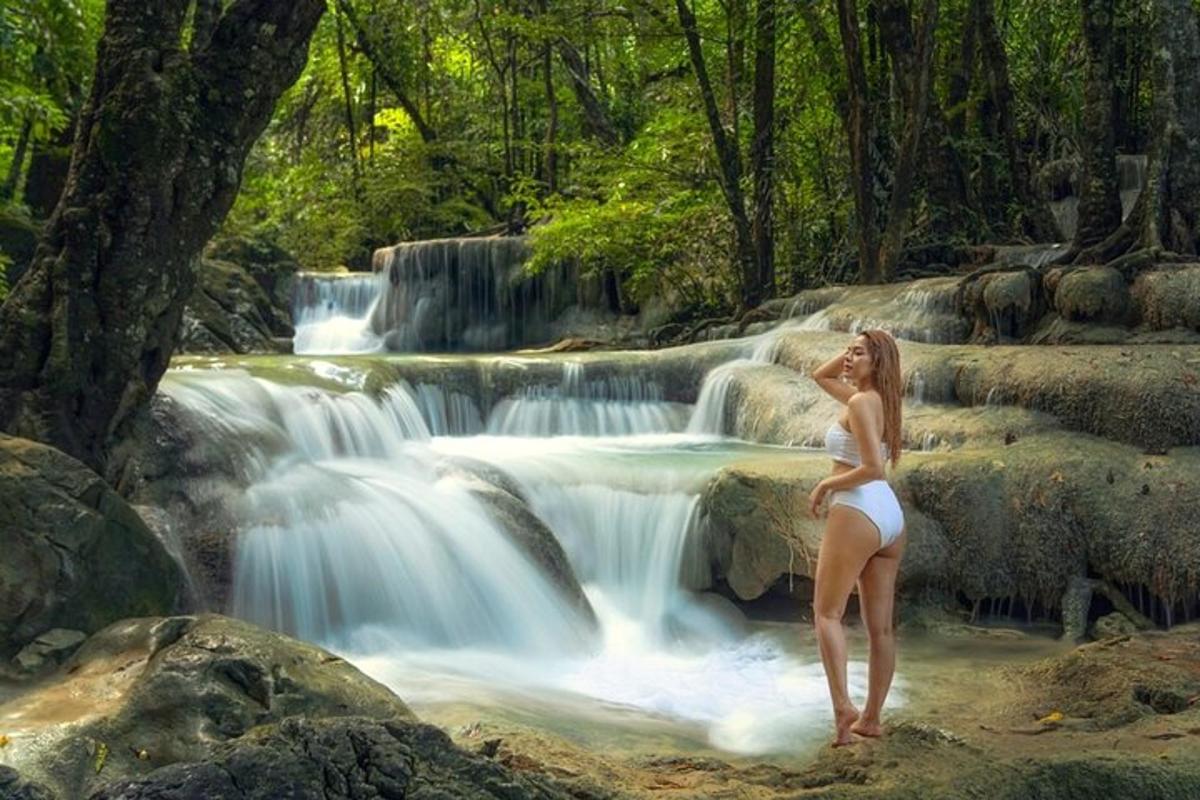 una donna in piedi davanti a una cascata