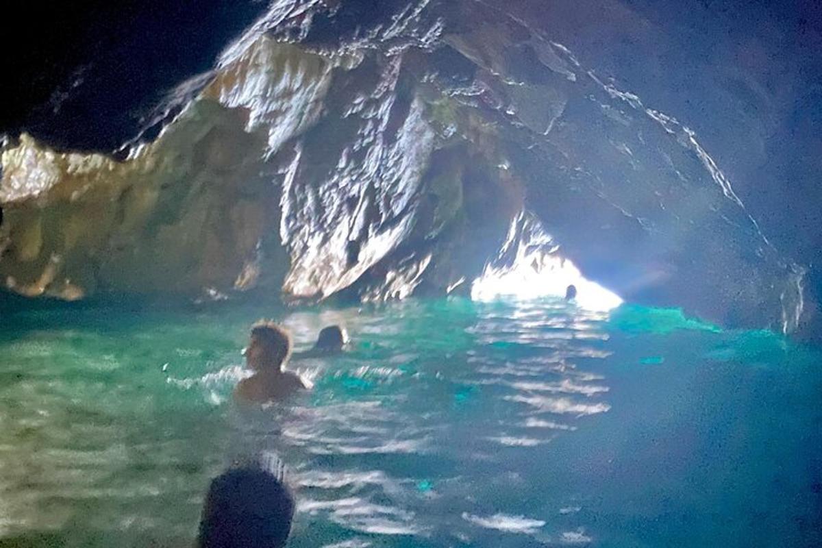 una persona che nuota nell'acqua di una grotta