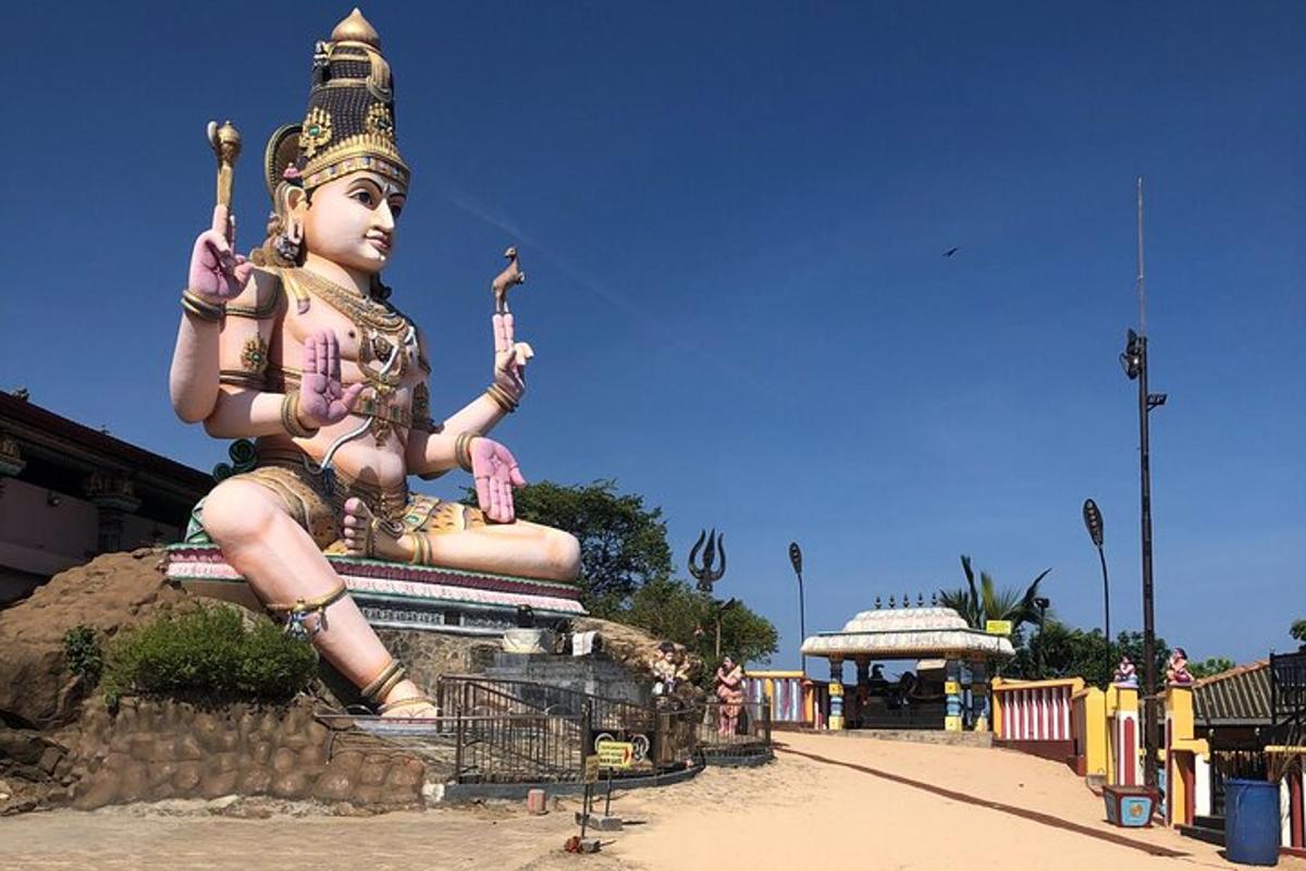 一座坐在纪念碑顶上的女人雕像