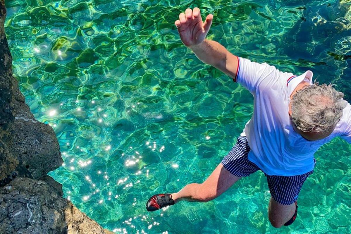 un uomo in acqua con la mano nell'acqua
