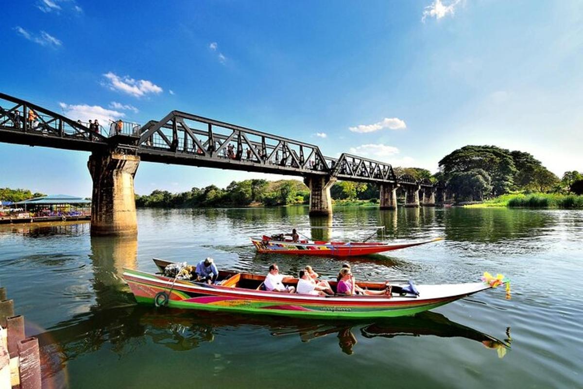 persone in barche sull'acqua sotto un ponte
