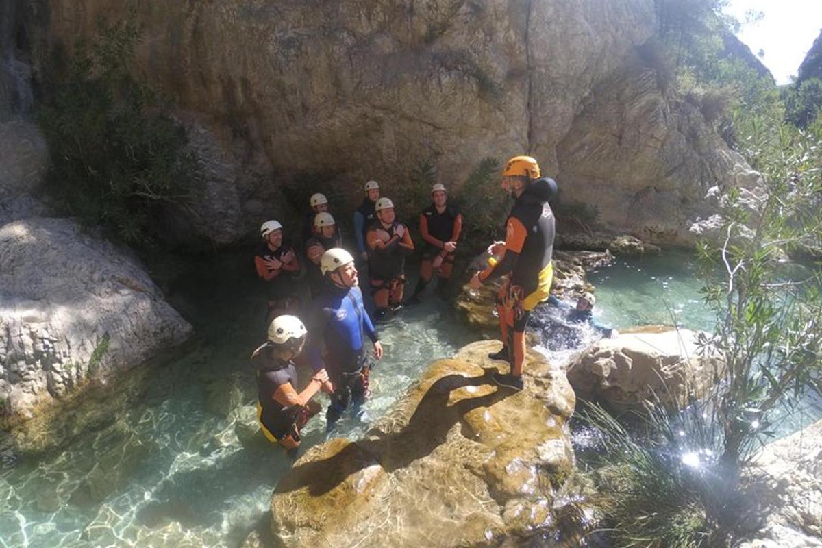 un gruppo di persone in piedi in una grotta nell'acqua