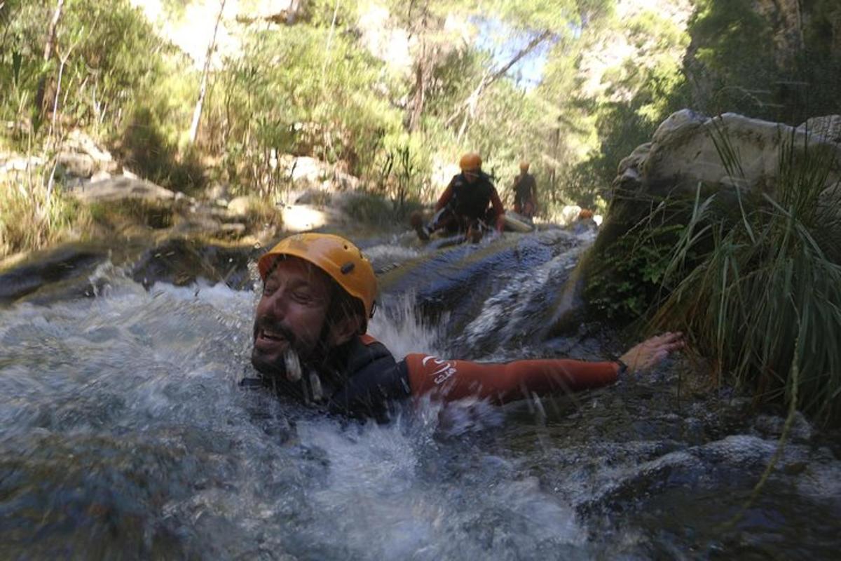 un uomo è sdraiato nell'acqua di un fiume