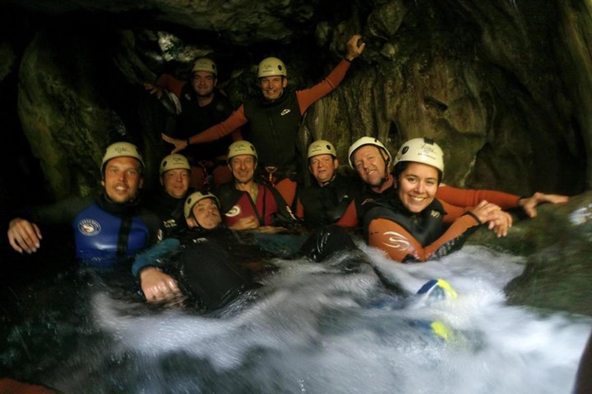 un gruppo di persone che fa rafting in una grotta