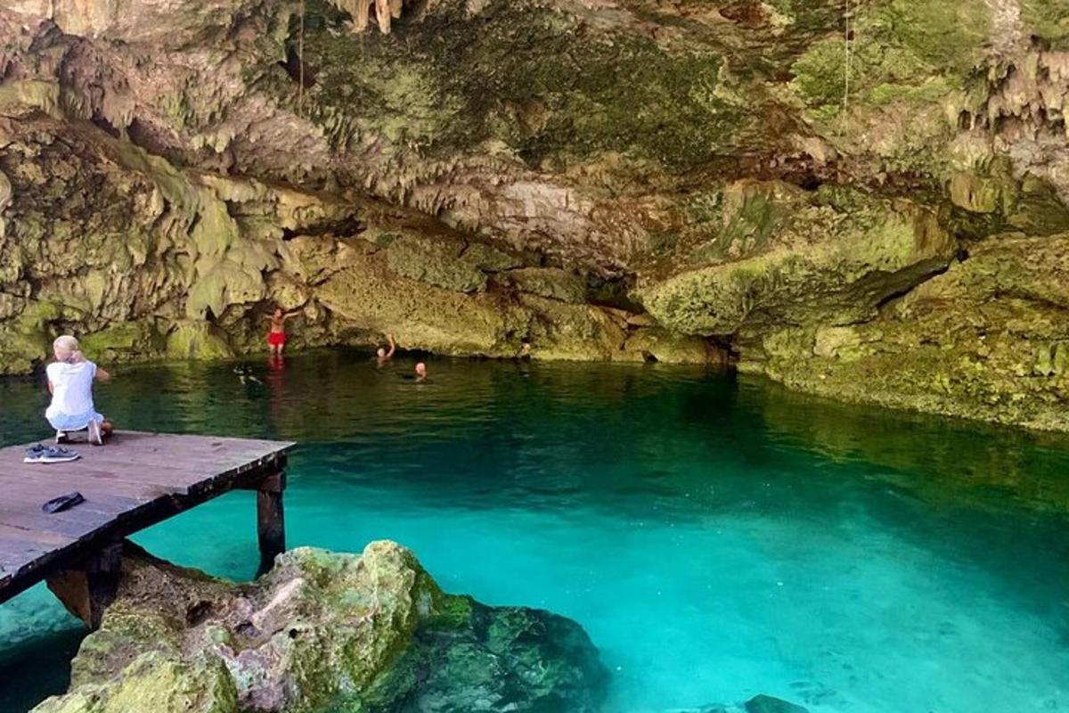 sieviete, kas sēž uz mola alā