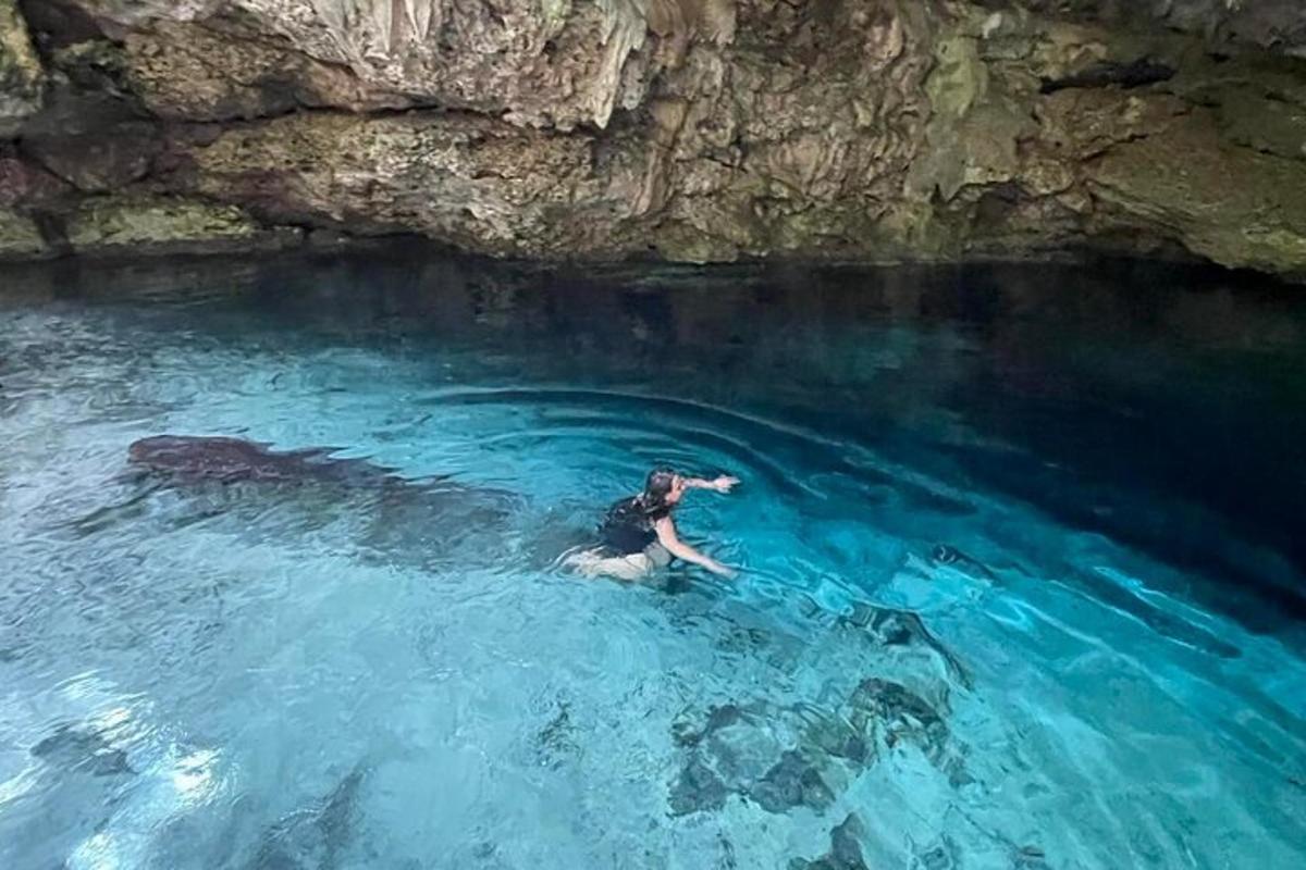 žena plave v bazénu s modrou vodou