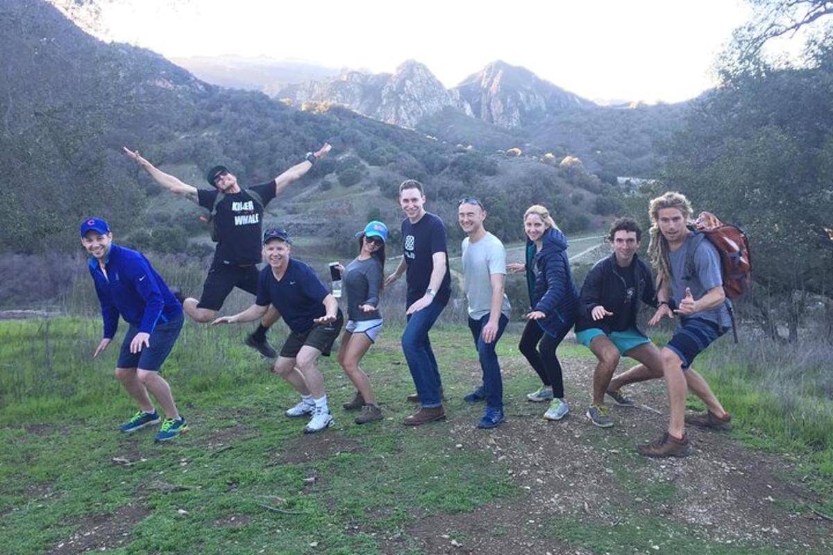 Un grupo de personas posando para una foto en una montaña.