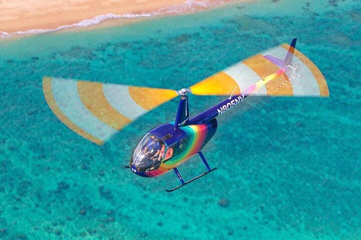 helikopter, ki leti nad oceanom z osebo v njem