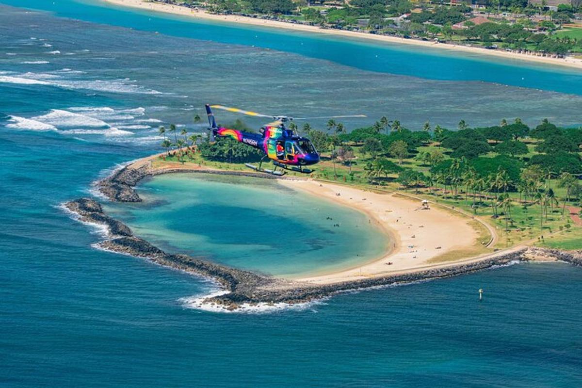 helikopter, ki leti nad otokom v oceanu