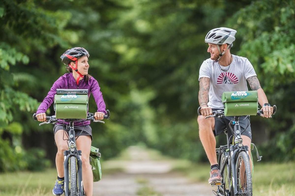 un uomo e una ragazza in bicicletta lungo un sentiero