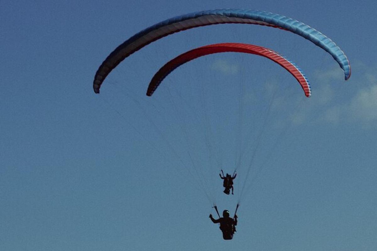 一名男子带着降落伞在空中飞行
