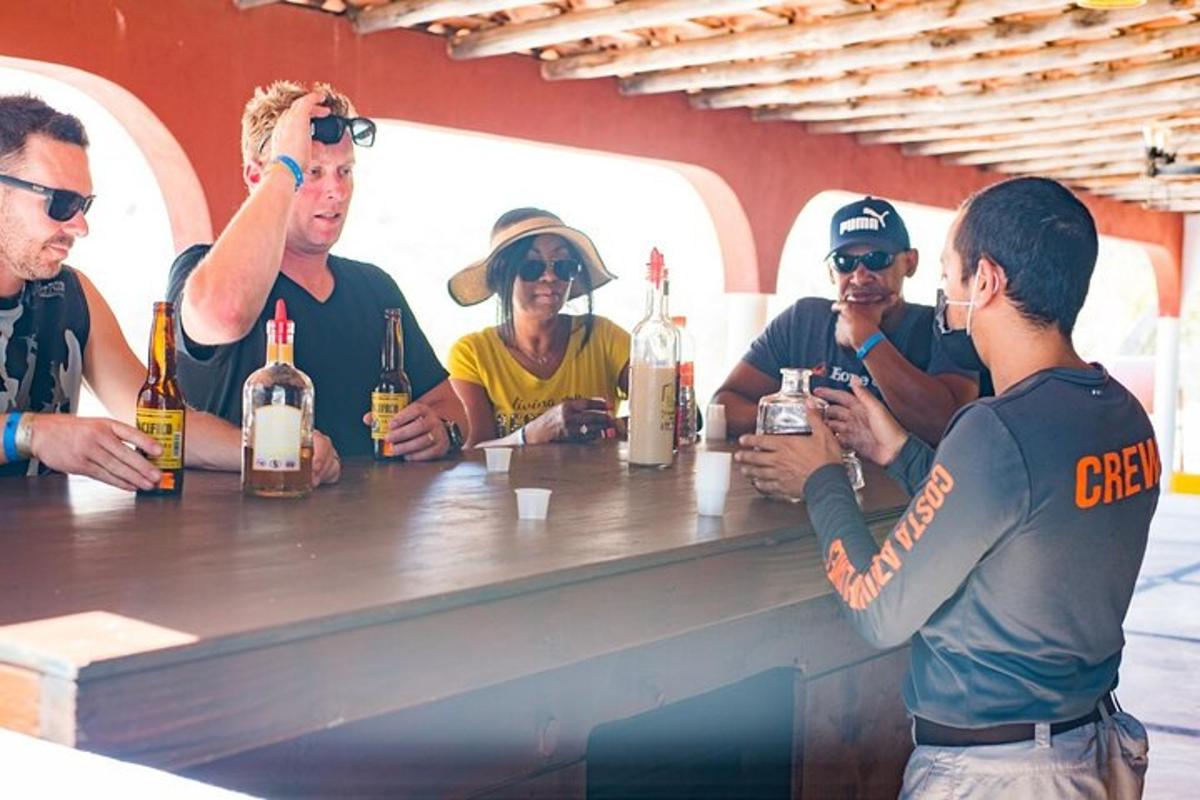 skupina lidí sedících u baru s drinky