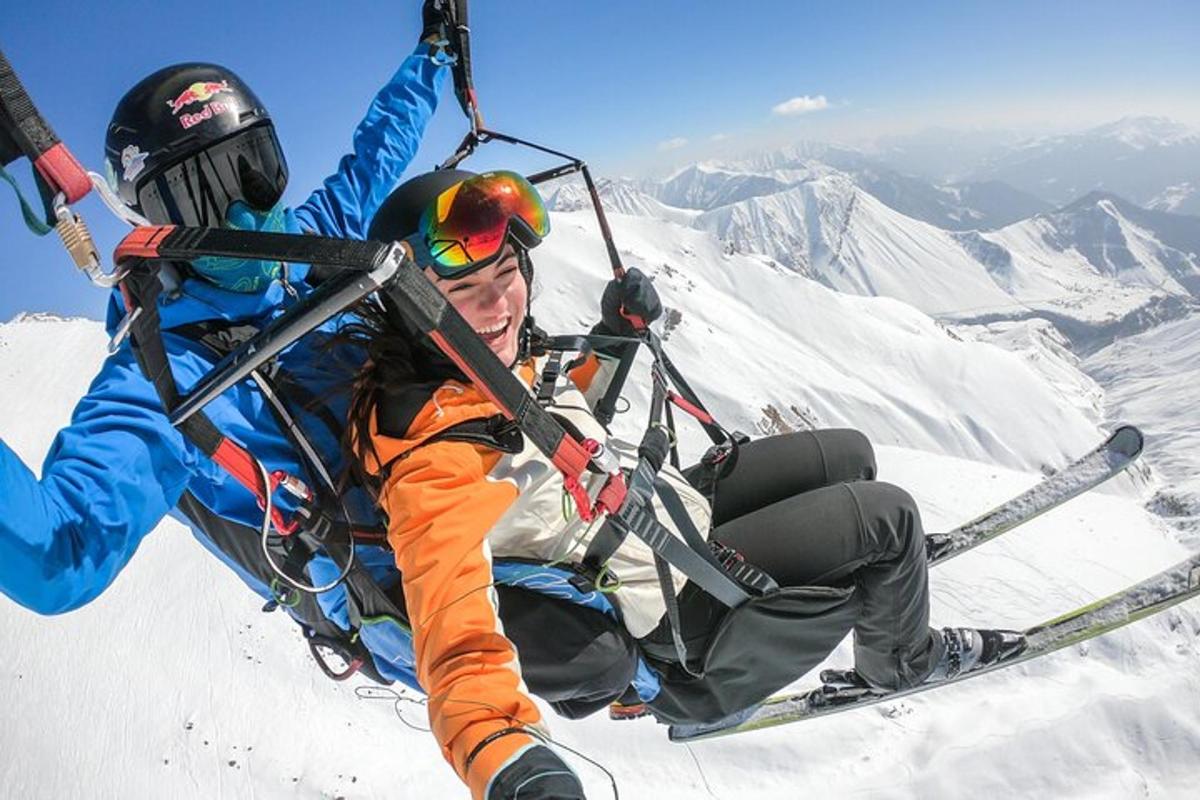两个人在白雪皑皑的山顶上