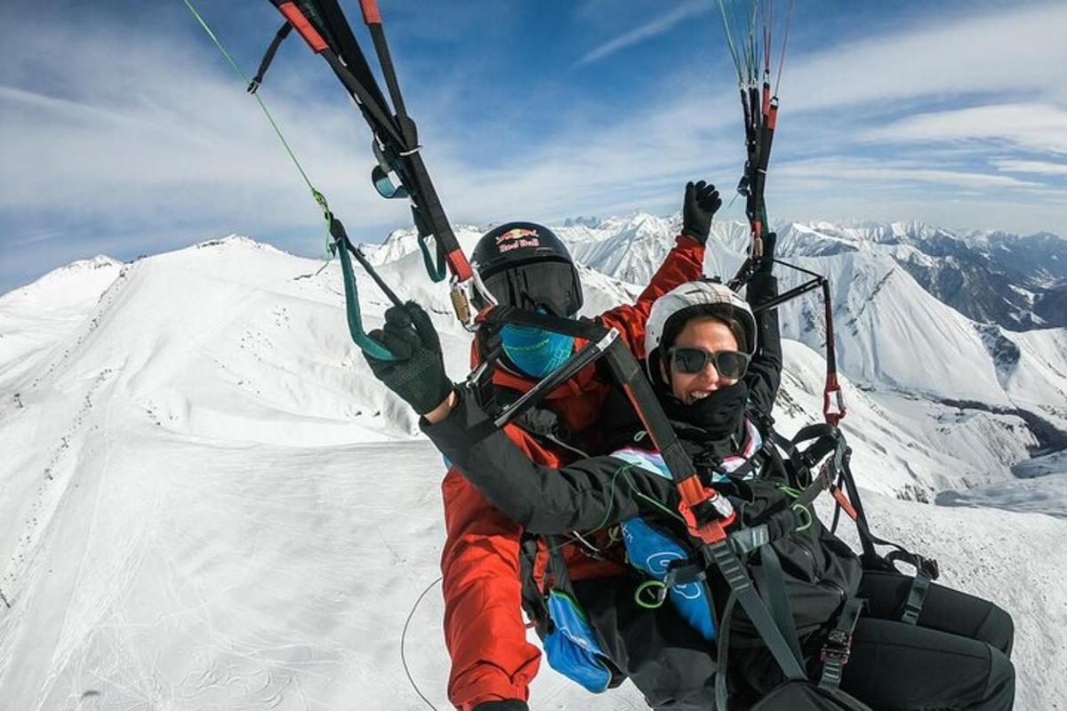 两个人在白雪皑皑的山顶上