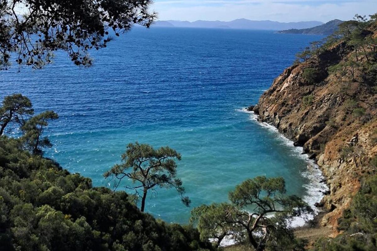 una vista de l'oceà des d'un penya-segat