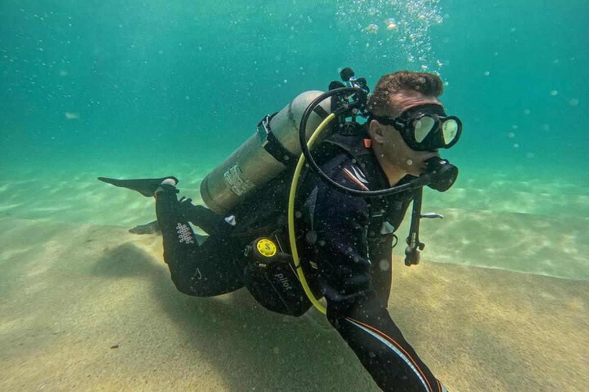 un uomo in muta è sott'acqua