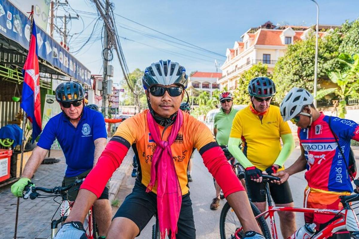 un gruppo di persone che vanno in bicicletta lungo una strada