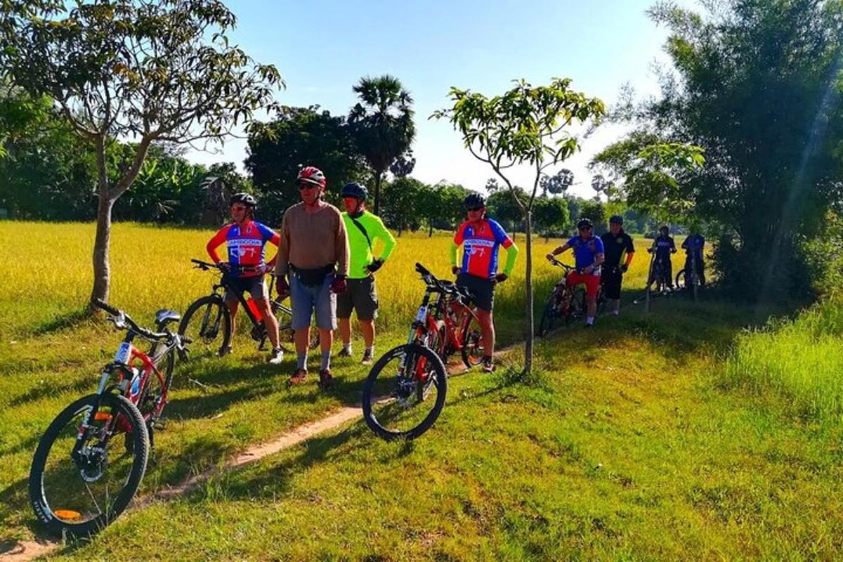 un gruppo di persone in piedi accanto alle loro biciclette