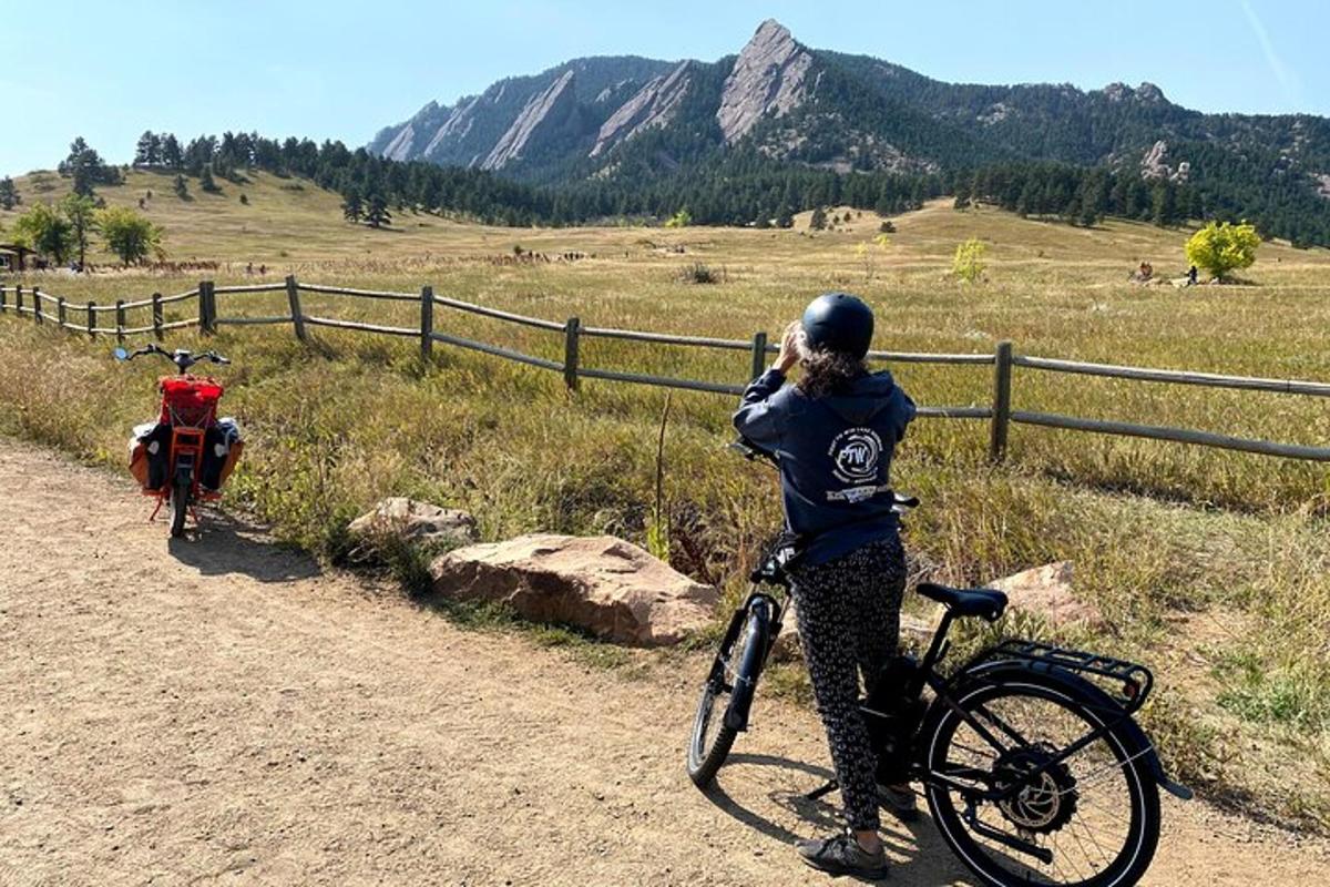 una persona in bicicletta su una strada sterrata