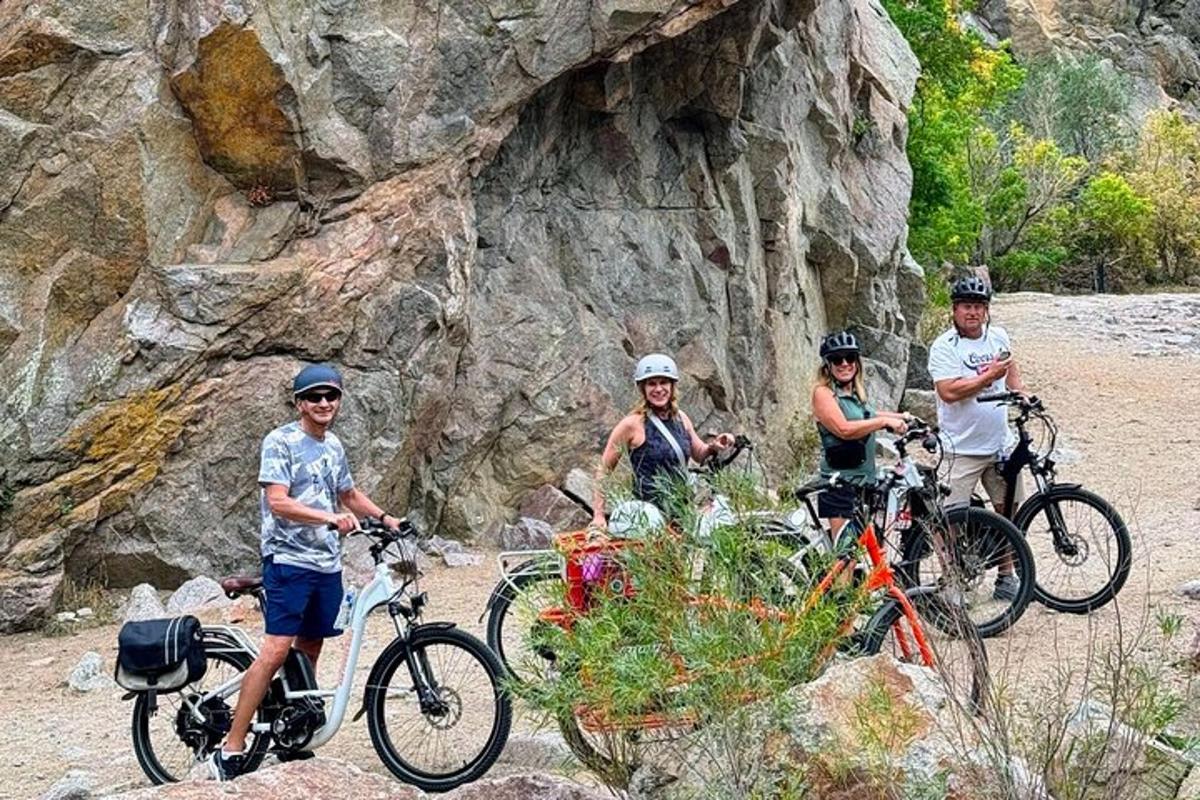 un gruppo di persone in bicicletta su un sentiero roccioso