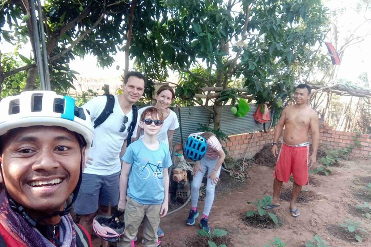 um grupo de pessoas posando para uma foto