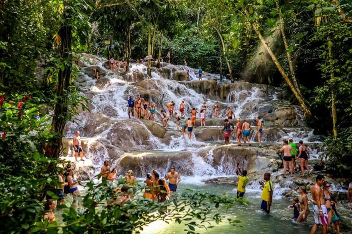 sekumpulan orang di dalam air di air terjun