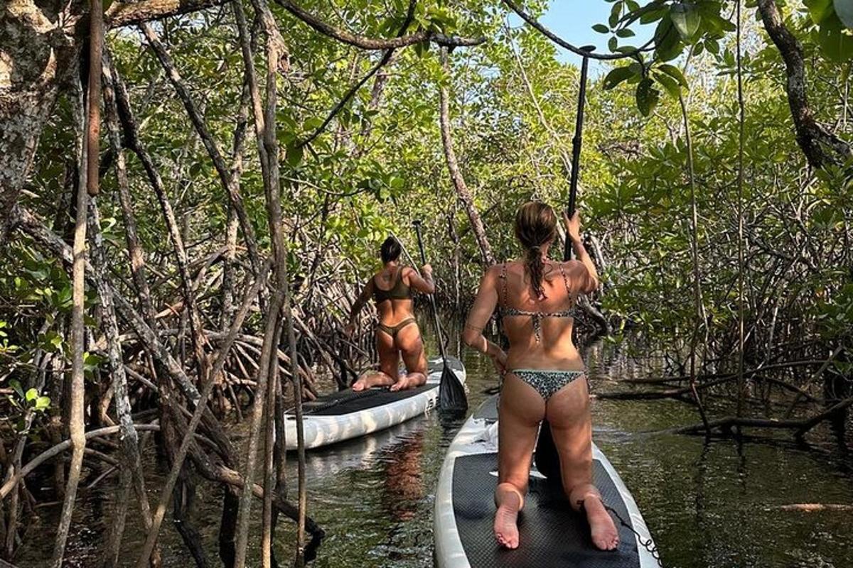 两名身穿泳衣的女子在水中的木筏上