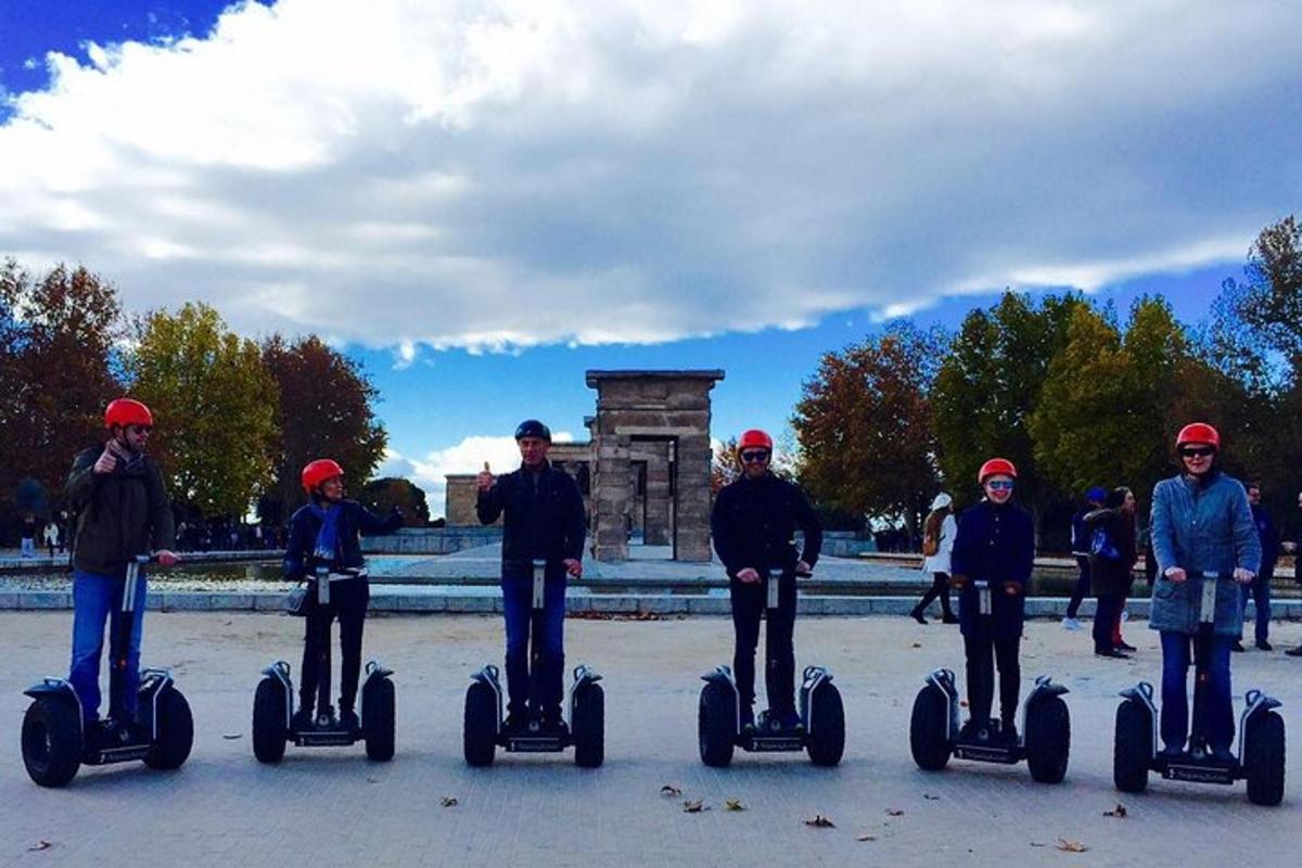 Skupina lidí jezdících na segwayích v parku