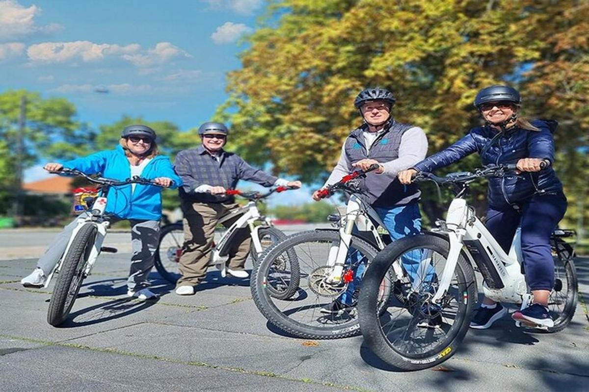 um grupo de pessoas andando de bicicleta por uma rua