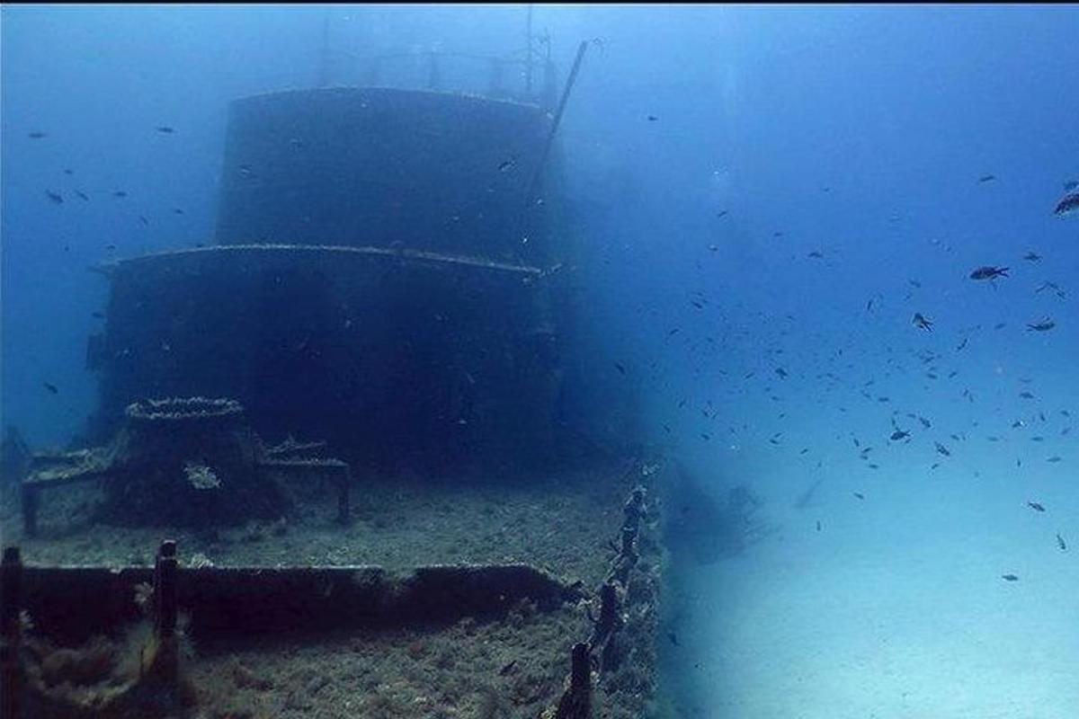 velká loď v oceánu s rybami ve vodě