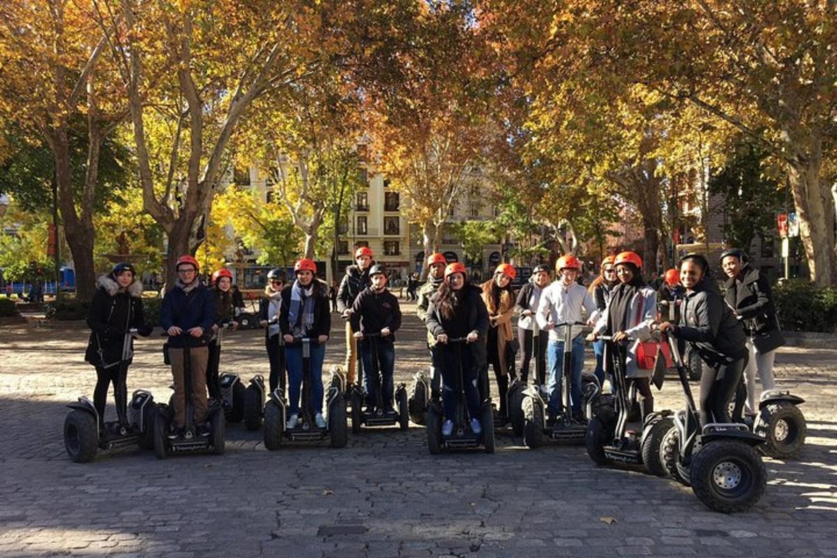 Skupina lidí jezdí na segwayích