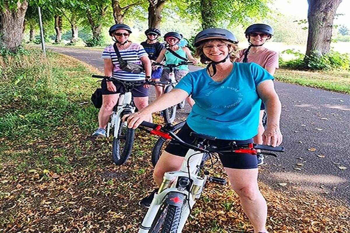 un gruppo di persone che vanno in bicicletta lungo una strada