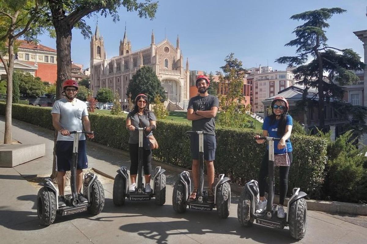 skupina lidí jezdících na segwayích po ulici
