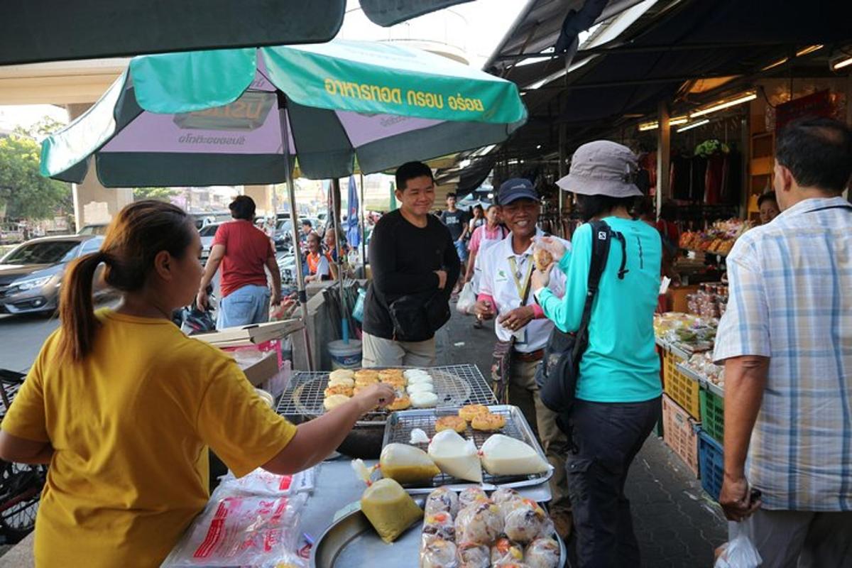 eine Frau serviert Essen auf einem Markt